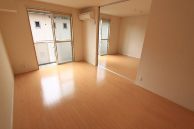 【居間・リビング】 | シャーメゾン秋山Ｂ | 使いやすいリビングです