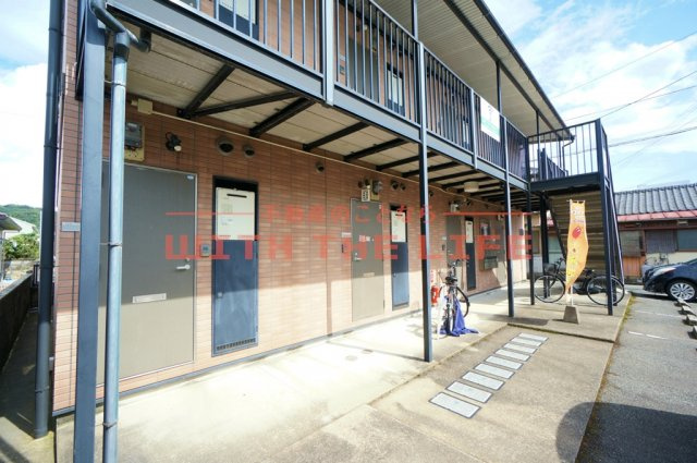 アムール松福園【キャッシュバック対象物件】のエントランス|ゆとりのあるエントランスです