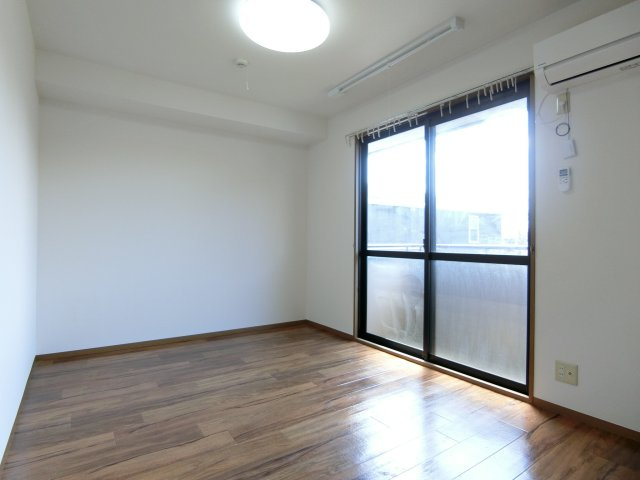 サン・ルミエールD棟の洋室