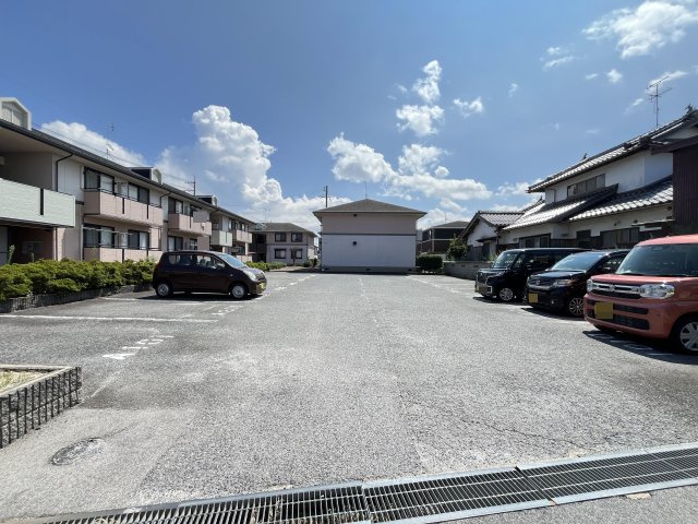 サン・ルミエールD棟の駐車場