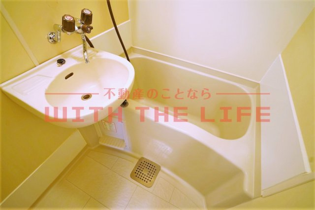 プライマリー花畑駅西【キャッシュバック対象】の浴室|コンパクトで使いやすいお風呂です