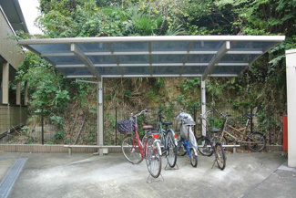 【その他共用部分】 | 屋根付きの駐輪場があるので雨が降っても安心です☆自転車はちょっとした移動手段に便利ですよね！