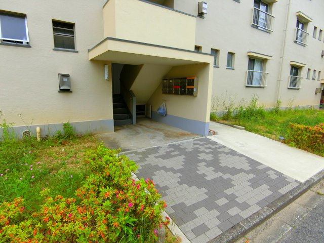 金剛第三住宅215棟のエントランス