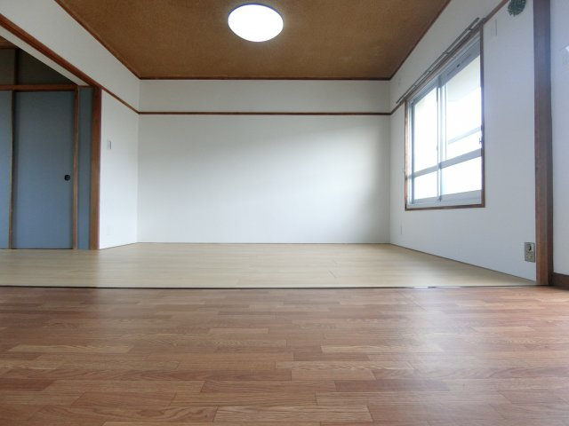 金剛第三住宅215棟の居間・リビング