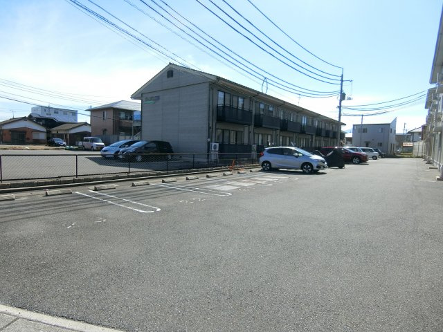リビングタウン両三柳Ａ棟の駐車場