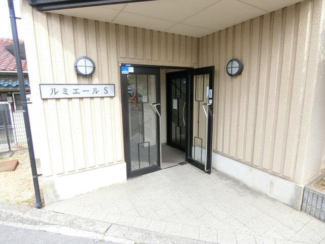 ルミエールＳのエントランス
