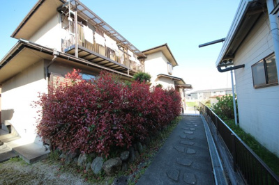 【外観】 | 大津市堅田1丁目1060-3　中古戸建て | 敷地奥の平成9年築の建物外観