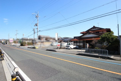 【外観】 | 大津市堅田1丁目1060-3　中古戸建て | 県道558号から外観、建物は複数あります。