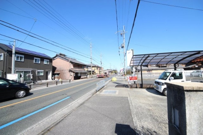 【前面道路含む現地写真】 | 大津市堅田1丁目1060-3　中古戸建て | 敷地前の道路と歩道付近