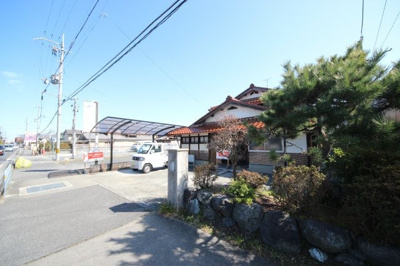 【外観】 | 大津市堅田1丁目1060-3　中古戸建て | 県道から見た昭和43年築の建物外観