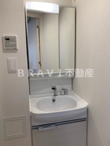 アドバンス大阪セレーノ　BRAVI不動産の独立洗面台|【アドバンス大阪セレーノ】独立洗面台、小物を置くことができて便利です