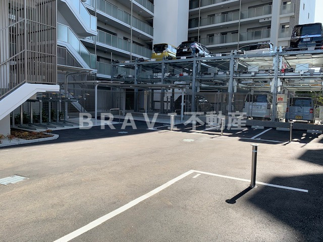 アドバンス大阪セレーノ　BRAVI不動産の駐車場|【アドバンス大阪セレーノ】車をお持ちの方に嬉しい駐車場付きの物件です