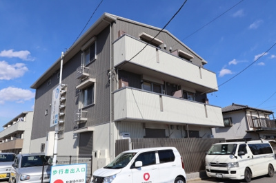 【外観】 | ソラーレ弐番館 | 敷地内に駐車場もあるのでお車をお持ちの方にもオススメ♪