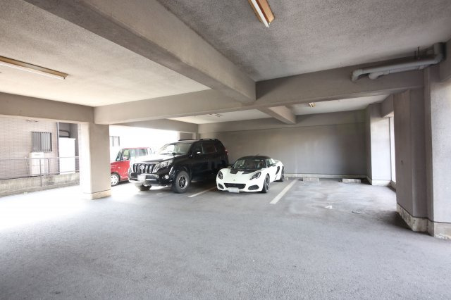 セカンドシェニールの駐車場