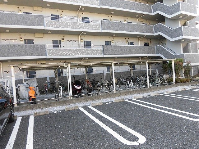 昭島コートエレガンスFの駐車場