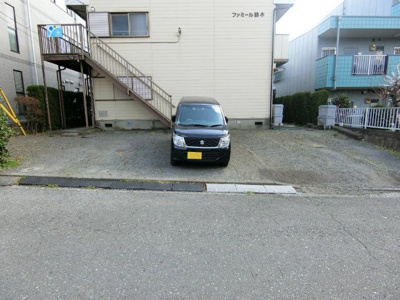 【駐車場】 | ファミール鈴木 | いつでも目の届く敷地内に駐車場があります♪荷物がかさばりがちなお買物にも、敷地内駐車場があると便利ですよね☆