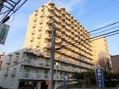 【外観】 | 豊中ロイヤルマンション | 【現地写真】 鉄筋コンクリート造の10階建♪ 陽当たりに良いマンションとなっております♪