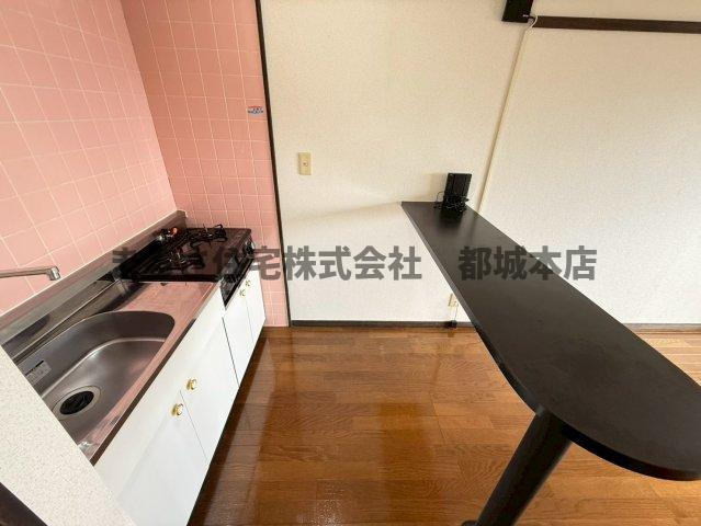 ロワイヤルヒルズ「水道料込み」のキッチン|日々の疲れを癒すお風呂付です