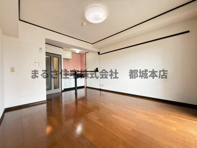 ロワイヤルヒルズ「水道料込み」の居間・リビング|居間です