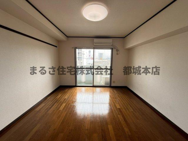 ロワイヤルヒルズ「水道料込み」の居間・リビング|ゆったり過ごせる居間です