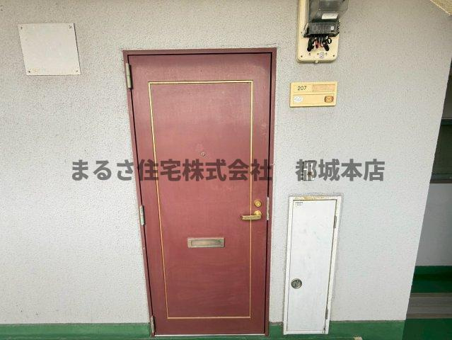 ロワイヤルヒルズ「水道料込み」の玄関|シンプルで使いやすい玄関です