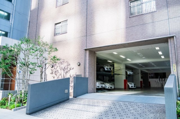 【駐車場】 | 【敷地内駐車場】きちんと整備されたきれいな駐車場です！十分な広さがあり、車の出し入れもスムーズ！
