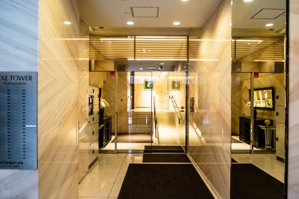 【エントランス】 | 【風除室】美しい壁面が印象的なエントランス！メールコーナーや宅配ボックスもこちらにございます！