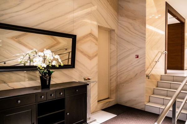 【エントランス】 | 【エントランスホール】上品で、モードな雰囲気さえ漂う、おしゃれなレジデンスの玄関口です！