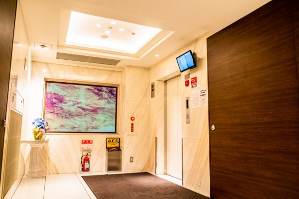 【その他共用部分】 | 【エレベーターホール】エレベーターは計2基ございます。 あたたかな光に包まれた、ホテルライクな空間！