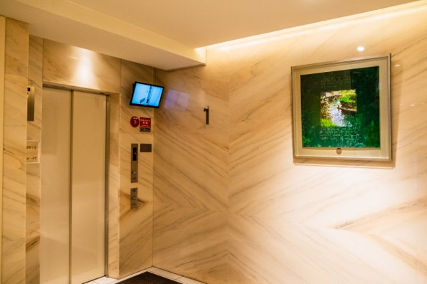 【その他共用部分】 | 【エレベーターホール】奥のエレベーターは車椅子対応です！モニターで内部の様子も見られるので安心です！