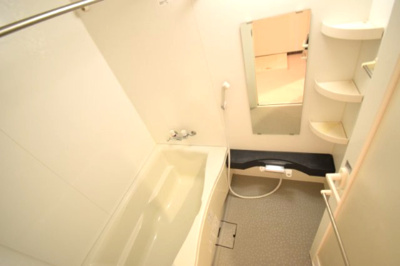 【浴室】 | ショーソン上沢 | きれいで余裕のあるお風呂です。