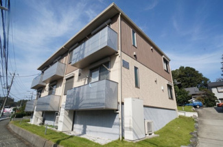 【外観】 | 最寄りバス停から徒歩3分の2階建てアパート！雨の日の通勤やお出かけもバス利用でスムーズです♪コンビニが近くて便利♪