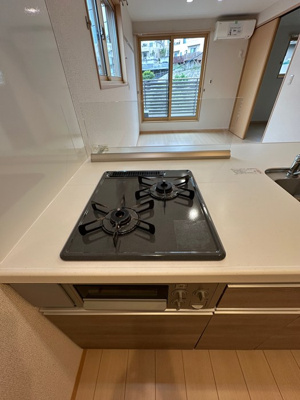 【キッチン】 | スカイガーデン | グリル付き2口ガスコンロのシステムキッチンです☆グリルがあるとお料理の幅が広がりますね♪自炊生活で楽しく健康に！