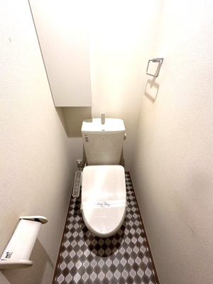 【トイレ】 | スカイガーデン | トイレは温水洗浄便座付き♪人気のバストイレ別です♪小物を置ける便利な棚やタオルハンガーも付いています♪