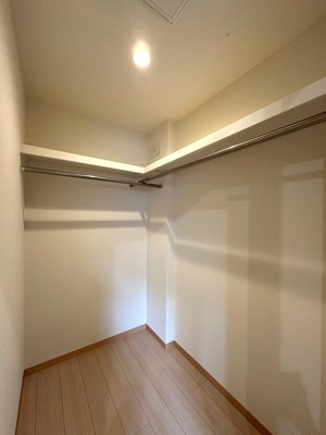 【収納】 | スカイガーデン | 洋室6.7帖のお部屋にあるウォークインクローゼットです♪たっぷり収納できてお洋服や荷物が多くてもお部屋すっきり☆