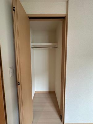 【収納】 | スカイガーデン | 洋室4.5帖のお部屋にあるクローゼットです♪大切なお洋服もしわにならないようにハンガーがけができます☆