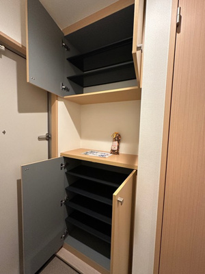 【玄関】 | スカイガーデン | 玄関には上下タイプのシューズボックス付き！間のスペースは飾り棚や小物置き場として活用できます♪