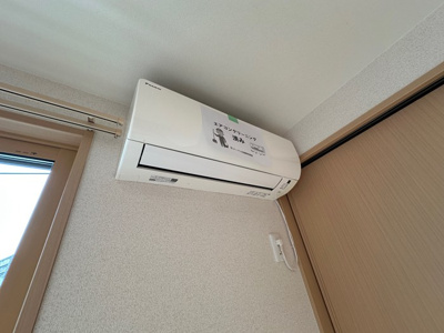 【設備】 | スカイガーデン | リビングダイニングキッチンにあるエアコンです！ムシ暑い夏も肌寒い冬も快適に過ごせますね♪
