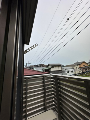 【バルコニー】 | スカイガーデン | バルコニーは西向きです♪お昼から夕方に日が入ってきますよ～！お洗濯物を干したり、気分転換をするにもおすすめです☆