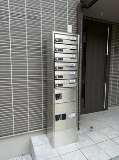 【その他共用部分】 | 共用エントランスには宅配BOXがあるので荷物の受け取りもスムーズに♪再配達の手間がかからないのが魅力♪