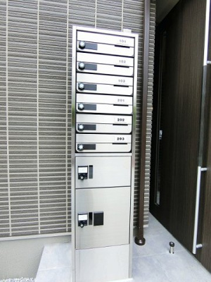 【その他共用部分】 | スカイガーデン | 共用エントランスには宅配BOXがあるので荷物の受け取りもスムーズに♪再配達の手間がかからないのが魅力♪