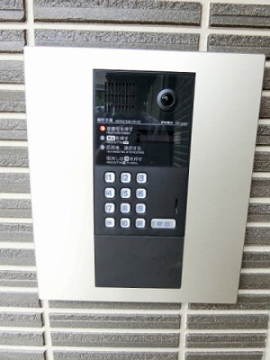 【エントランス】 | スカイガーデン | 共用エントランスは不審者の侵入を未然に防ぐオートロック付き！防犯対策充実しています◎