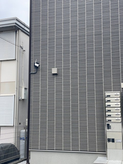 【エントランス】 | 共用エントランスにある防犯カメラです！夜遅くに帰宅する時も、お出かけ時でも安心ですね♪
