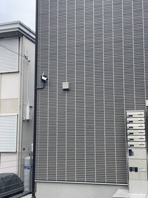 【エントランス】 | スカイガーデン | 共用エントランスにある防犯カメラです！夜遅くに帰宅する時も、お出かけ時でも安心ですね♪