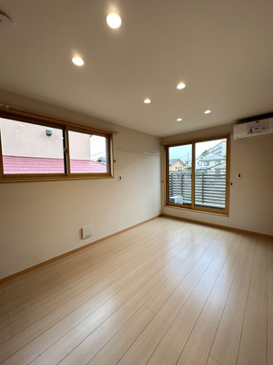 【居間・リビング】 | スカイガーデン | 西向きリビングダイニングキッチン10.5帖☆バルコニーに繋がる角部屋二面採光のお部屋です♪エアコン付きで1年中快適に過ごせますね☆