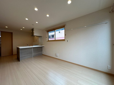 【居間・リビング】 | スカイガーデン | 西向きリビングダイニングキッチン10.5帖☆女性に人気なカウンターキッチンです！椅子とテーブルを囲んで家族団欒の時間を過ごせます♪