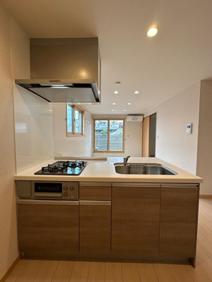 【キッチン】 | スカイガーデン | 木目調のおしゃれなデザインのシステムキッチンです！場所を取るお鍋やお皿もすっきり収納できます♪