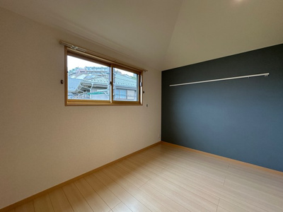 【洋室】 | スカイガーデン | 西向き洋室6.7帖☆リビングダイニングキッチンから繋がるお部屋です♪壁にはピクチャーレールがあり、絵や写真が飾れます☆ハンガー掛けとしても便利！便利な室内物干しも完備しています♪