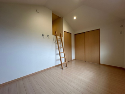 【寝室】 | スカイガーデン | 西向き洋室6.7帖☆ロフトスペースとウォークインクローゼットのあるのお部屋です！荷物をたっぷり収納できてお部屋がすっきり片付きます☆