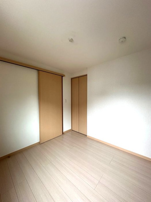 【寝室】 | スカイガーデン | 洋室4.5帖☆クローゼットがあります♪お洋服の多い方もお部屋が片付いて快適に過ごせますね♪